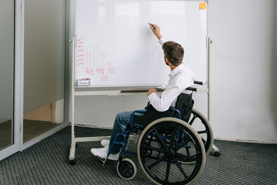 Aproape un milion de români cu dizabilități: date alarmante din Iași și restul țării