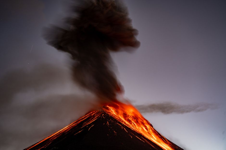 Vulcanul Fuego erupt din nou, autoritățile din Guatemala declară stare de urgență
