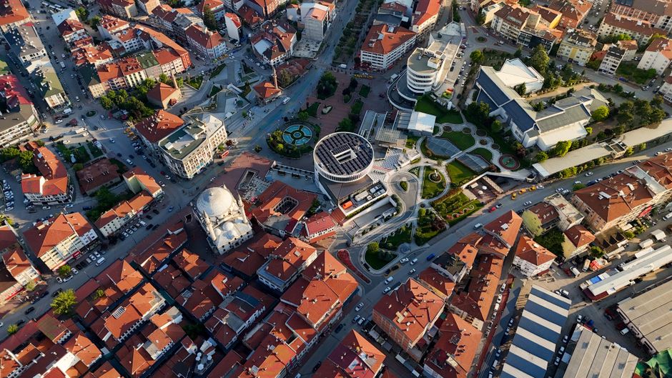 Transformarea impresionantă a comunei Băbeni: Primăria și Căminul Cultural strălucesc după modernizare