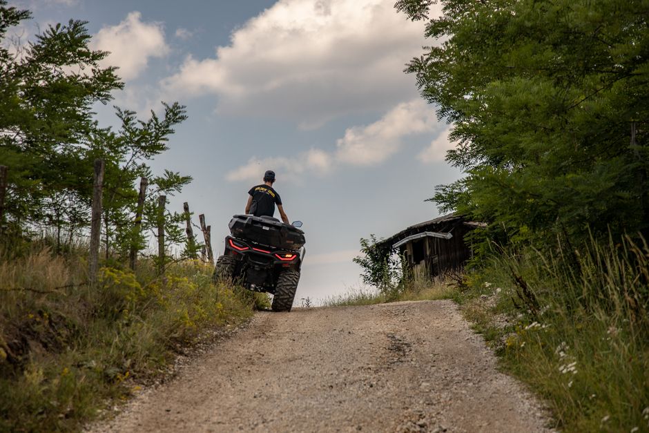 Tânăr prins conducând un ATV neînmatriculat și fără permis la Vlăhița
