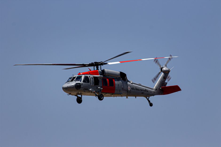 Salvare dramatică în Marea Neagră: Un elicopter Black Hawk intervine pentru o victimă de pe platforma maritimă