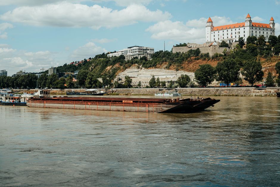 Barje scufundate în Dunăre pentru gestionarea debitului apei