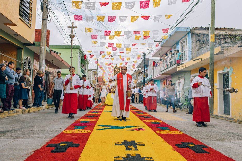 Vizita episcopului Benedict aduce bucurie comunității din Năpradea