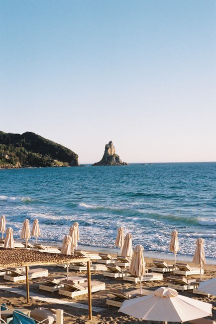 Cum să te bucuri de plajele din Grecia fără a plăti pentru șezlonguri