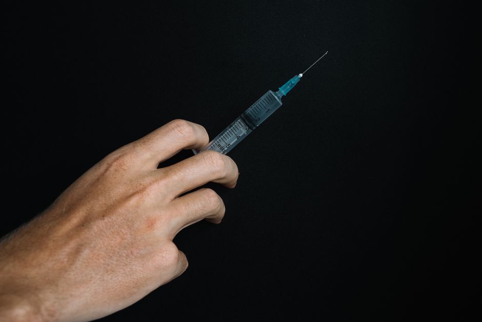 Corupție în sistemul medical: medici din Caraș-Severin condamnați pentru vaccinări fictive