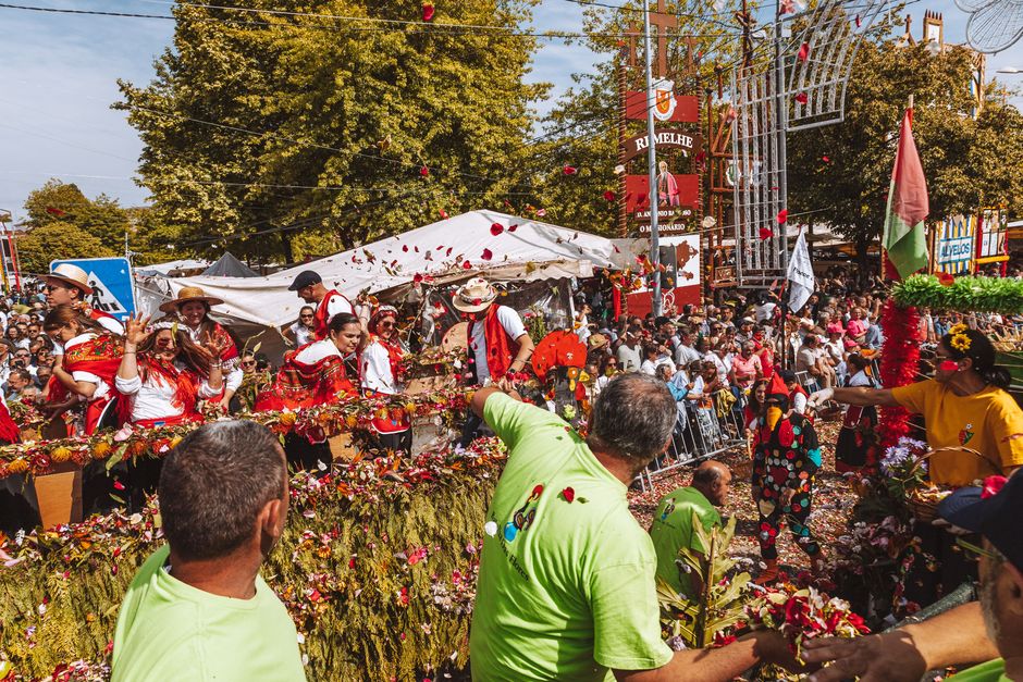 Carnavalul Florilor: O celebrare vibrantă a legăturilor culturale între Oradea și Debrecen