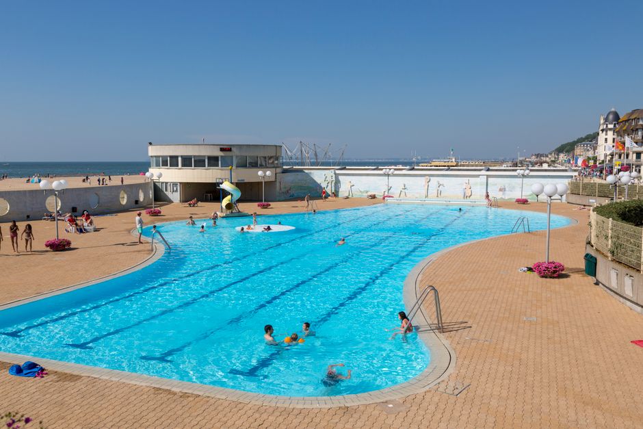 Ce trebuie să știi despre costumele de baie înainte de a merge la piscină în Franța