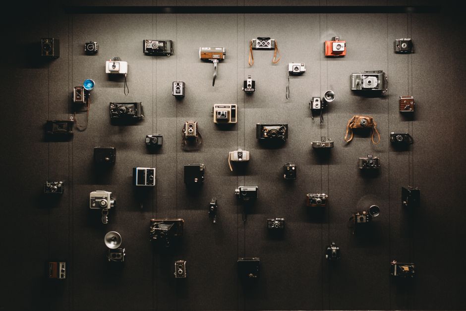 O călătorie fascinantă prin evoluția fotografiei: 1001 aparate și accesorii foto
