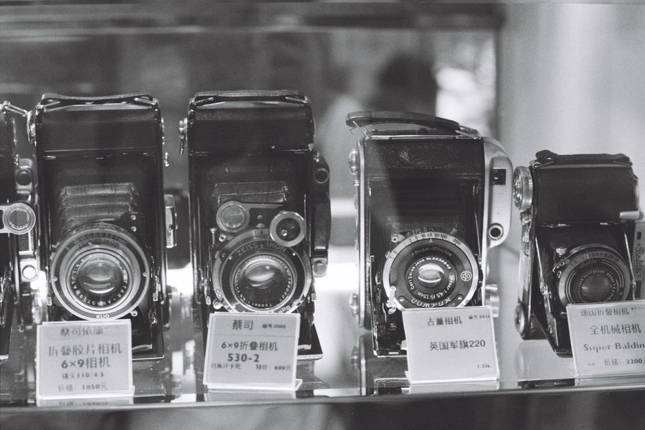 Descoperă istoria fascinantă a fotografiei în expoziția „1001 Aparate și Accesorii Foto”