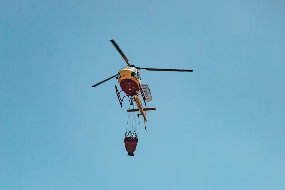 Intervenție aeriană pentru stingerea incendiilor în Gorj