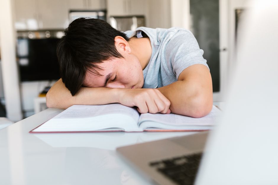 Somnul: cheia succesului școlar al adolescenților, mai important decât dieta și exercițiile