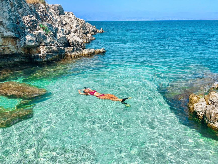 Descoperă plajele ascunse din Grecia: paradisuri accesibile pe jos sau cu barca