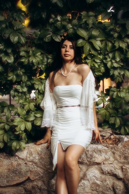 Selena Gomez impresionează într-o rochie albă din dantelă la un eveniment recent