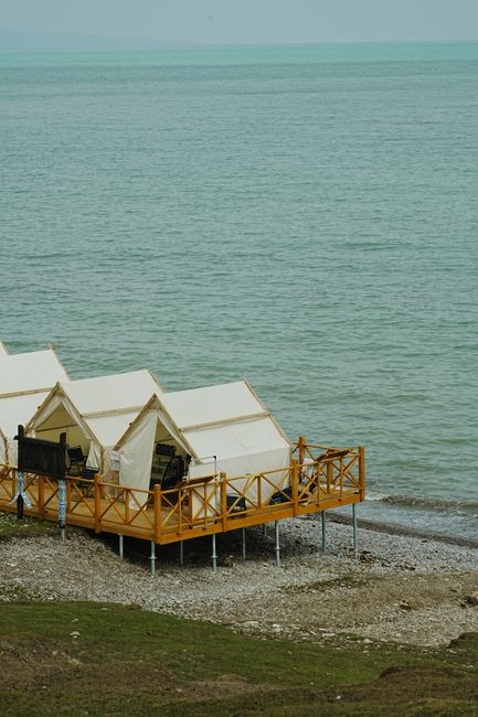 Experiențe unice de cazare pe litoral: de la containere la campinguri