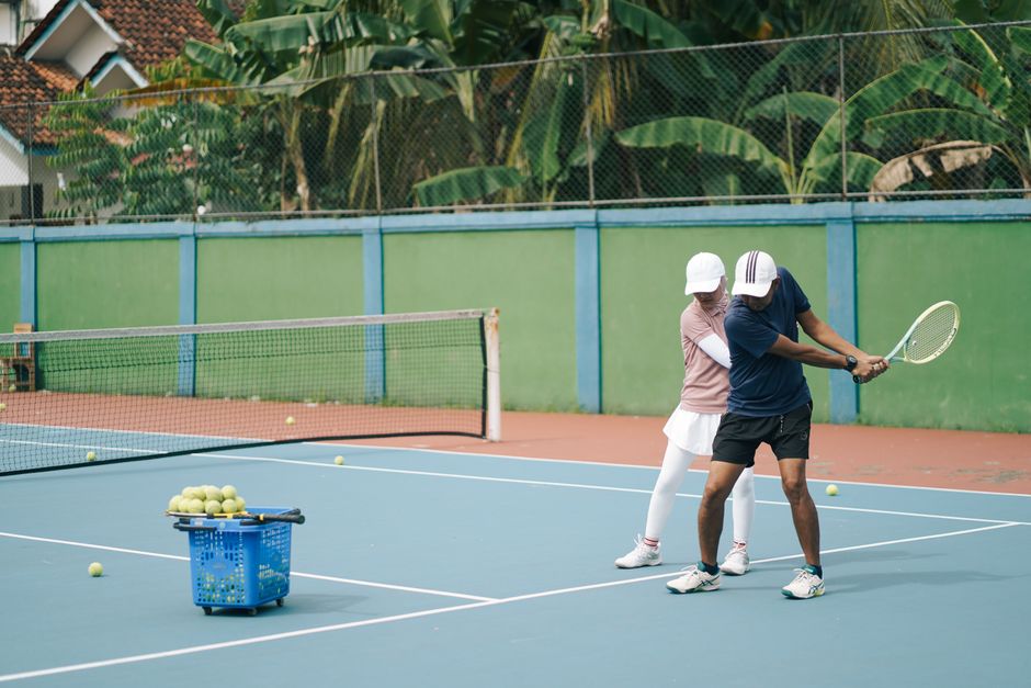 Truc ingenios pentru zboruri lungi: cum te ajută o minge de tenis în bagaj