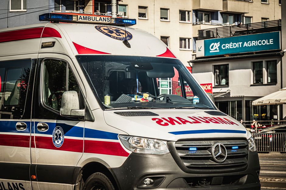 Atac violent asupra unei ambulanțe în Cluj, alimentat de zvonuri false