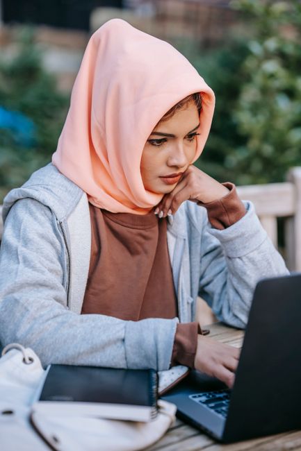 Pericolul radicalizării tinerilor pe internet: Apelul Muftiatului Cultului Musulman
