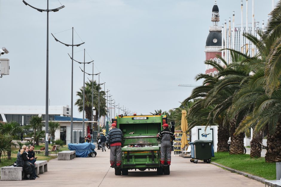 Iluminatul public pe Faleza Cazinoului, activ astăzi pe timpul zilei