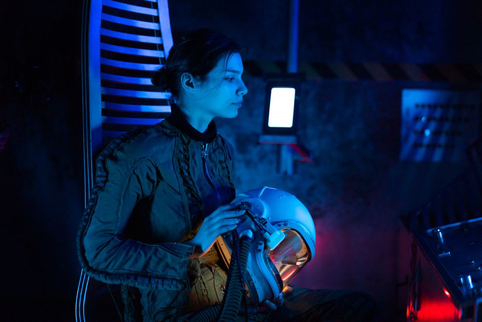 Anne Hathaway revine în forță cu thrillerul SF captivant "Capătul Străzii Stejar"
