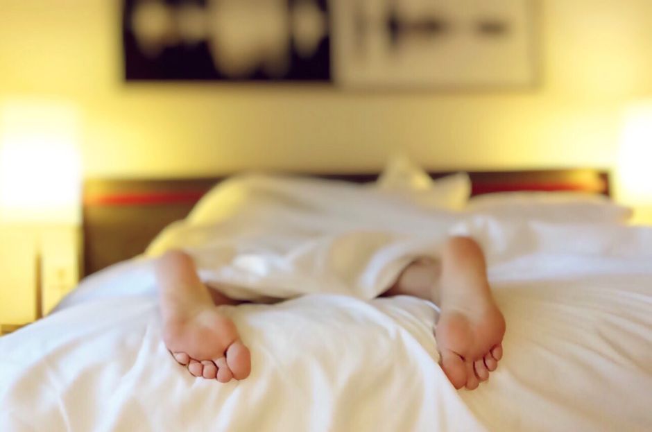 De ce prima noapte la hotel afectează somnul: explicații din partea experților