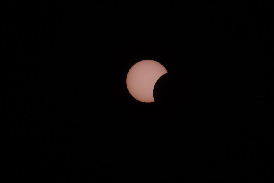 Eclipsa de la Cetatea Șiriei atrage mii de spectatori entuziasmați