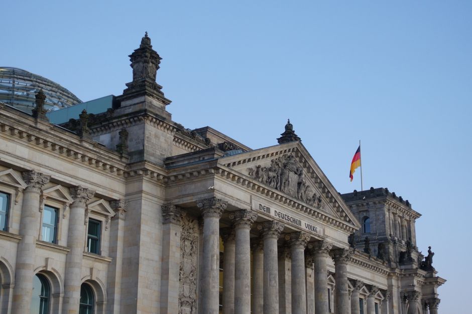 Berlinul avertizează: extrema stângă și dreaptă rescriu istoria comunismului