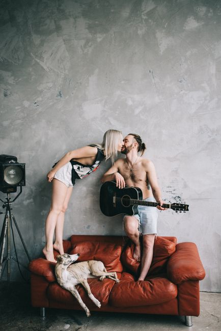 Descoperă magia nopților de vară cu noua piesă „Kiss” de Cezar Guna și Ștefania
