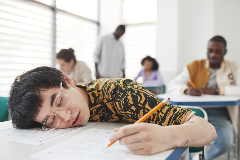 Cum îmbunătățirea somnului poate transforma rezultatele academice ale studenților