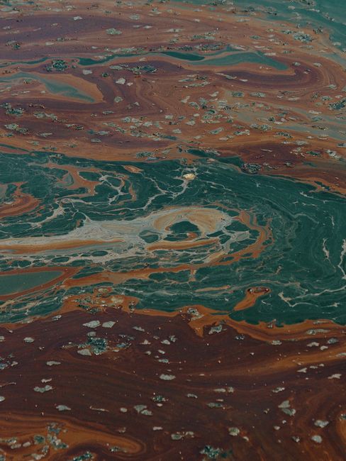 Incident ecologic alarmant în Dâmbovița: scurgere de țiței într-un parc petrolier