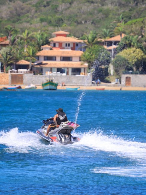 Emmanuel Macron pe jet-ski în vacanță, în mijlocul criticilor pentru gestionarea crizelor din Franța