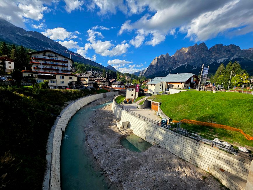 Turiștii din Cortina d'Ampezzo, sancționați pentru ținute inadecvate și comportamente inacceptabile
