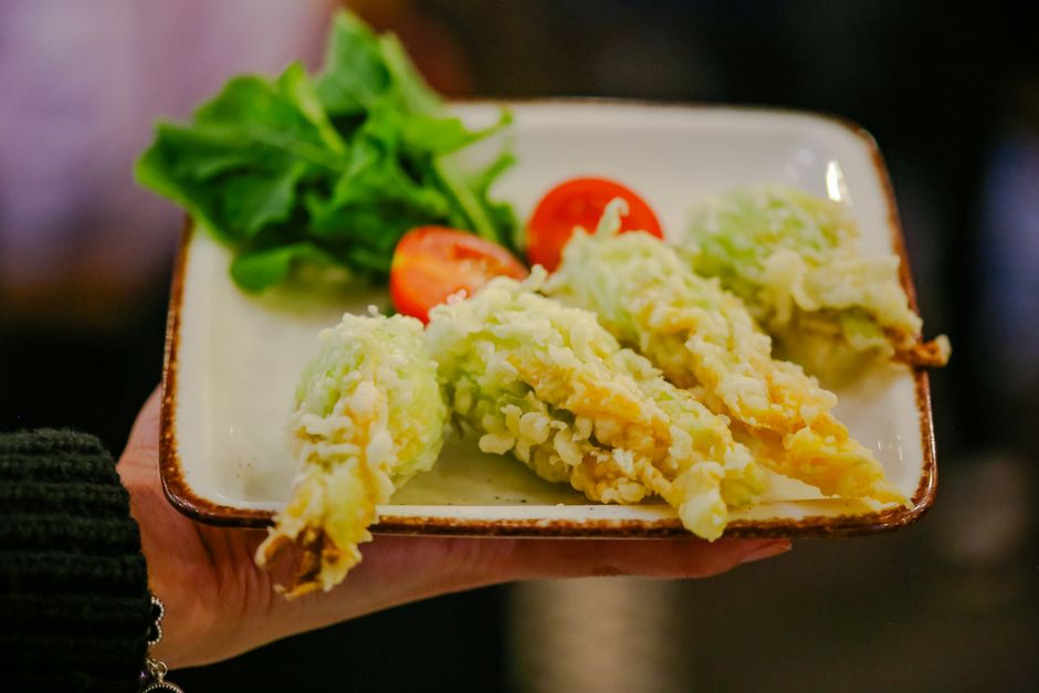 Transformă florile de dovlecel în gustări delicioase cu crustă crocantă