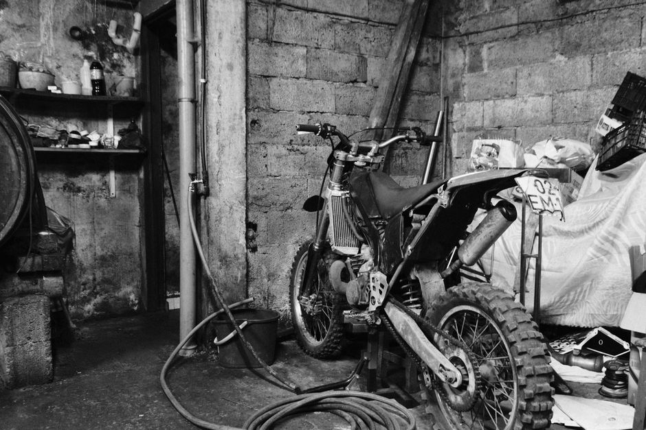 Urmărire palpitantă în Chiajna: motociclist fără permis evadat pe teren accidentat