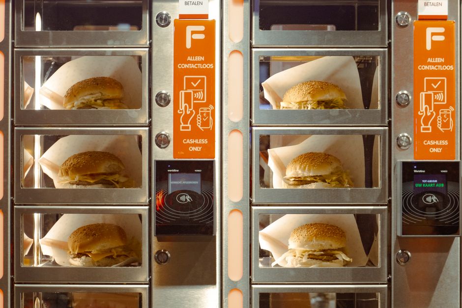 Descoperă ChickBox: automatul care îți aduce fast-food non-stop în Oradea!