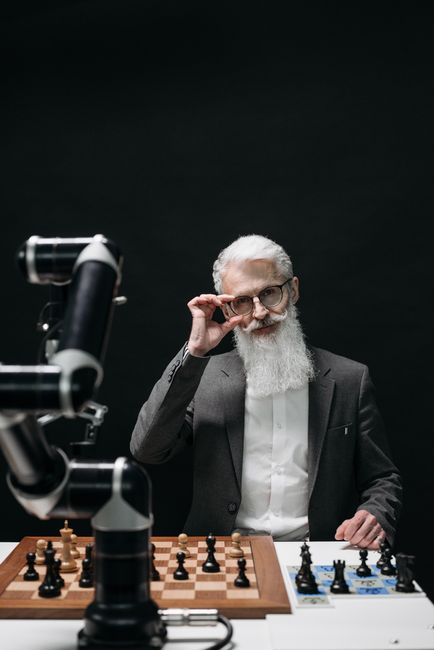 Un inventator de 97 de ani aproape de finalizarea unui robot umanoid impresionant