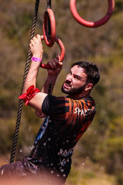 Un maramureșean învinge provocările extreme ale Spartan Trifecta Hurricane Heat