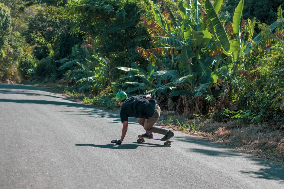 Coborâre spectaculoasă pe longboard: aventura unui sibian din Păltiniș până la Sibiu