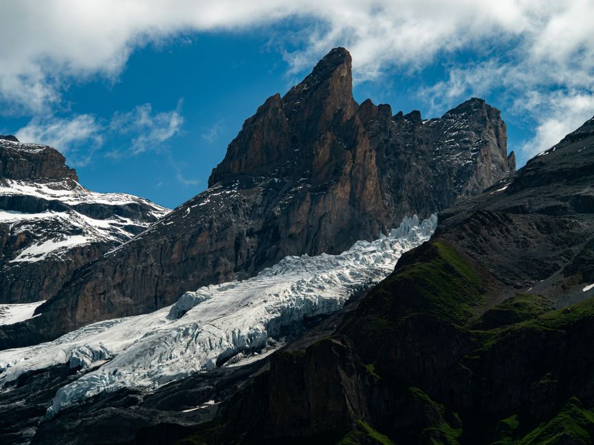 Un sat din Alpii Elvețieni se confruntă cu riscuri geologice din cauza schimbărilor climatice