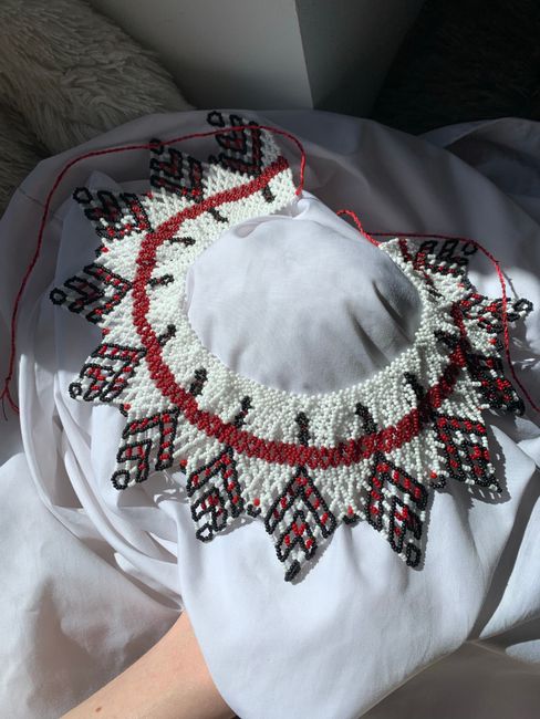 Bijuterii contemporane inspirate de tradiția românească: colecția Alla Handmade