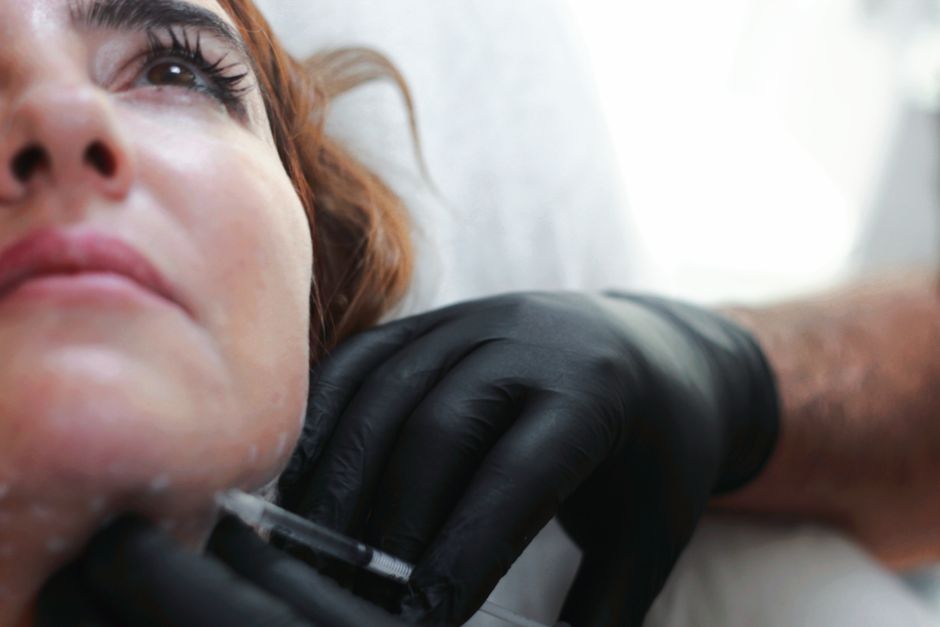 Atenție la injecțiile cu acid hialuronic: o tânără din Oradea aproape de o tragedie