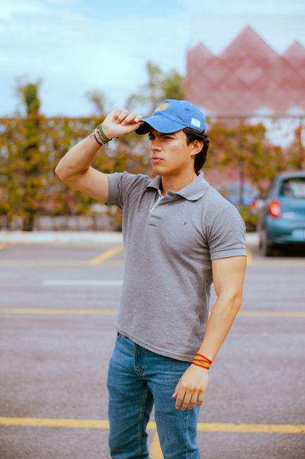 Polo sau tricou simplu: cum să alegi corect pentru fiecare ocazie