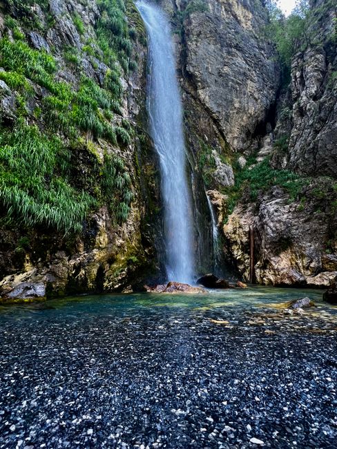 Accesul la Lacul Scropoasa și Cascada 7 Izvoare a fost redeschis: detalii importante