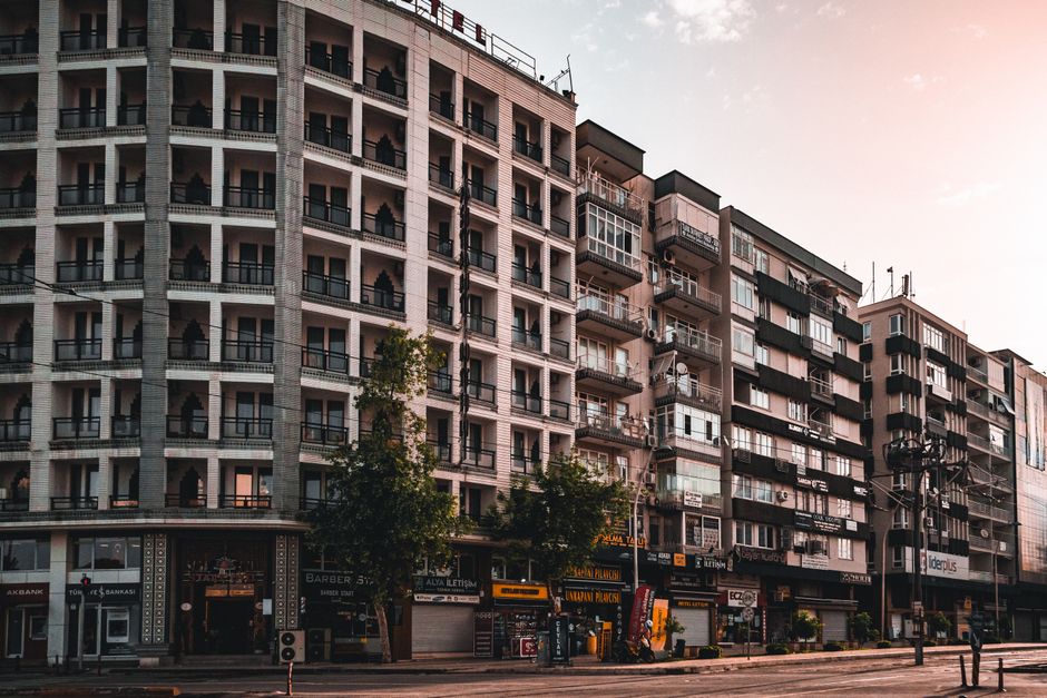 Brașovul scoate la licitație locuințe și spații comerciale variate