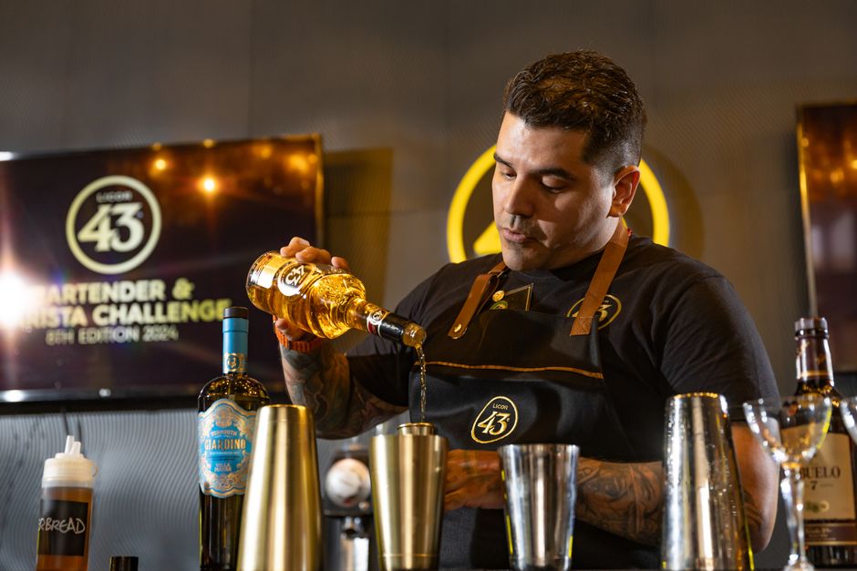 Spectacol de acrobații și cocktailuri la campionatul mondial de barmani