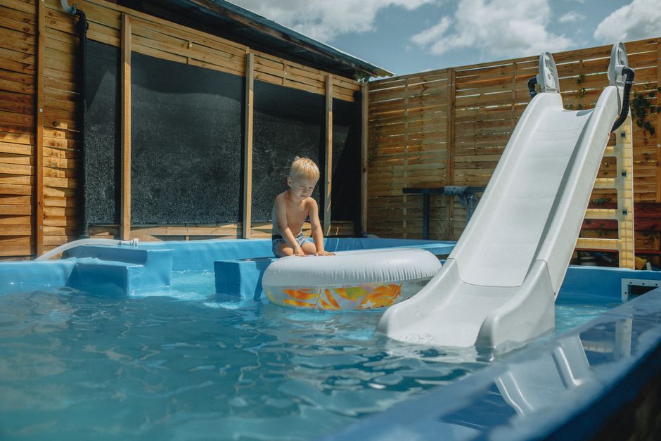 Cum să alegi piscina perfectă pentru vara aceasta: ghid util pentru familii