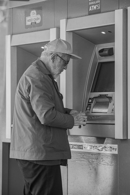 Pensiile din septembrie: iată când vor fi disponibile pentru pensionari