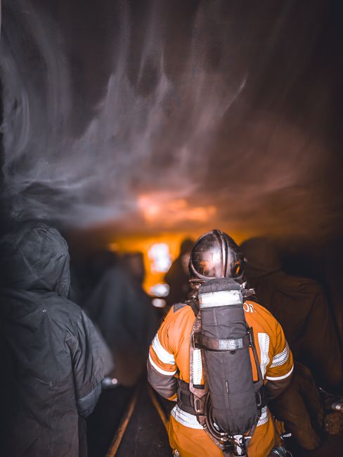 Incendiul din munții Parâng continuă, echipele de salvare mobilizate în număr mare