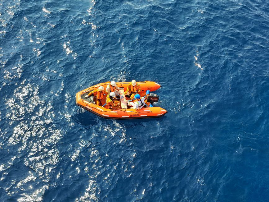 Turiști filmați în Năvodari în timp ce recuperau o dronă din mare