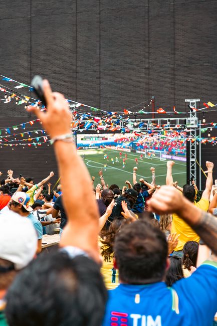 Spectacol fotbalistic la Nibiru: pasionații se bucură de meciuri pe ecran mare