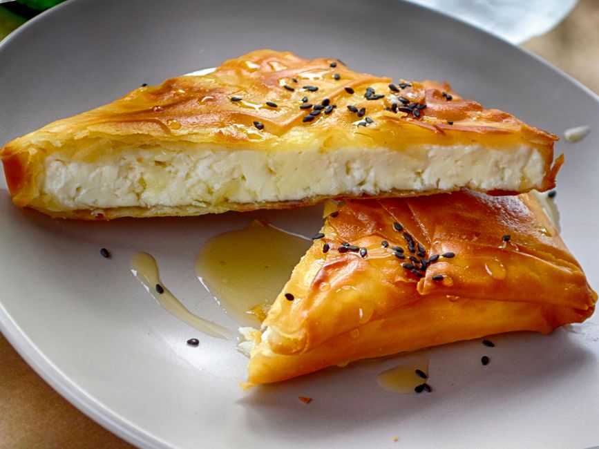 Descoperă rețeta delicioasă de feta Saganaki cu miere și susan